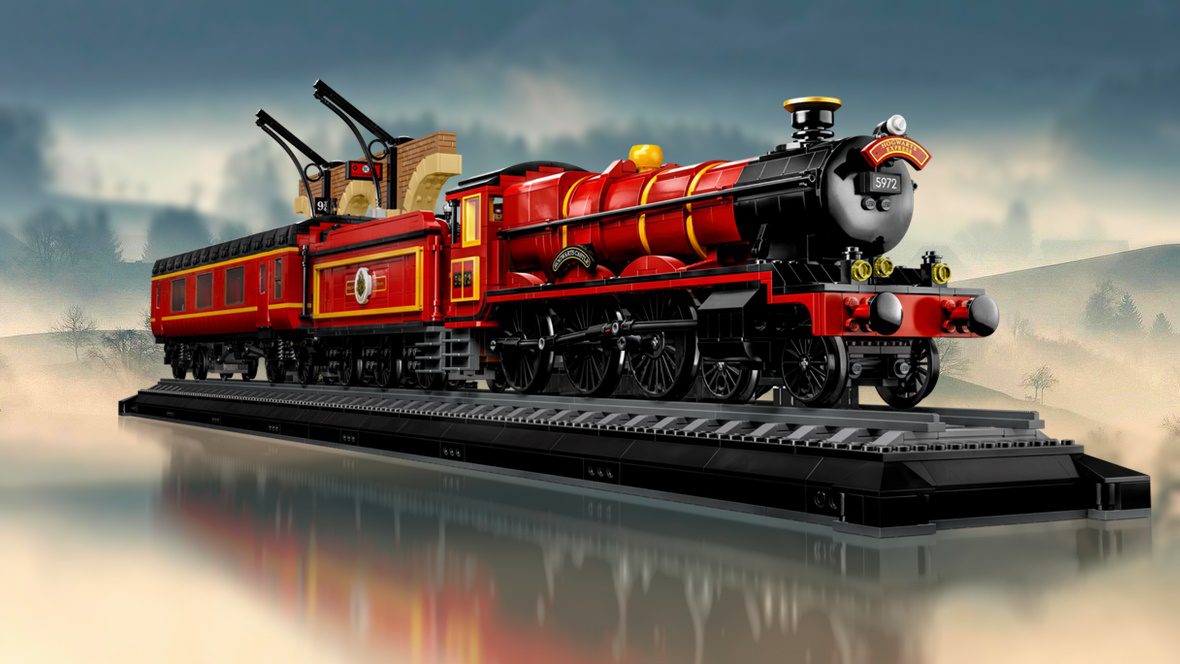 Der Hogwarts Express von LEGO fährt auf Gleis 9¾ ein